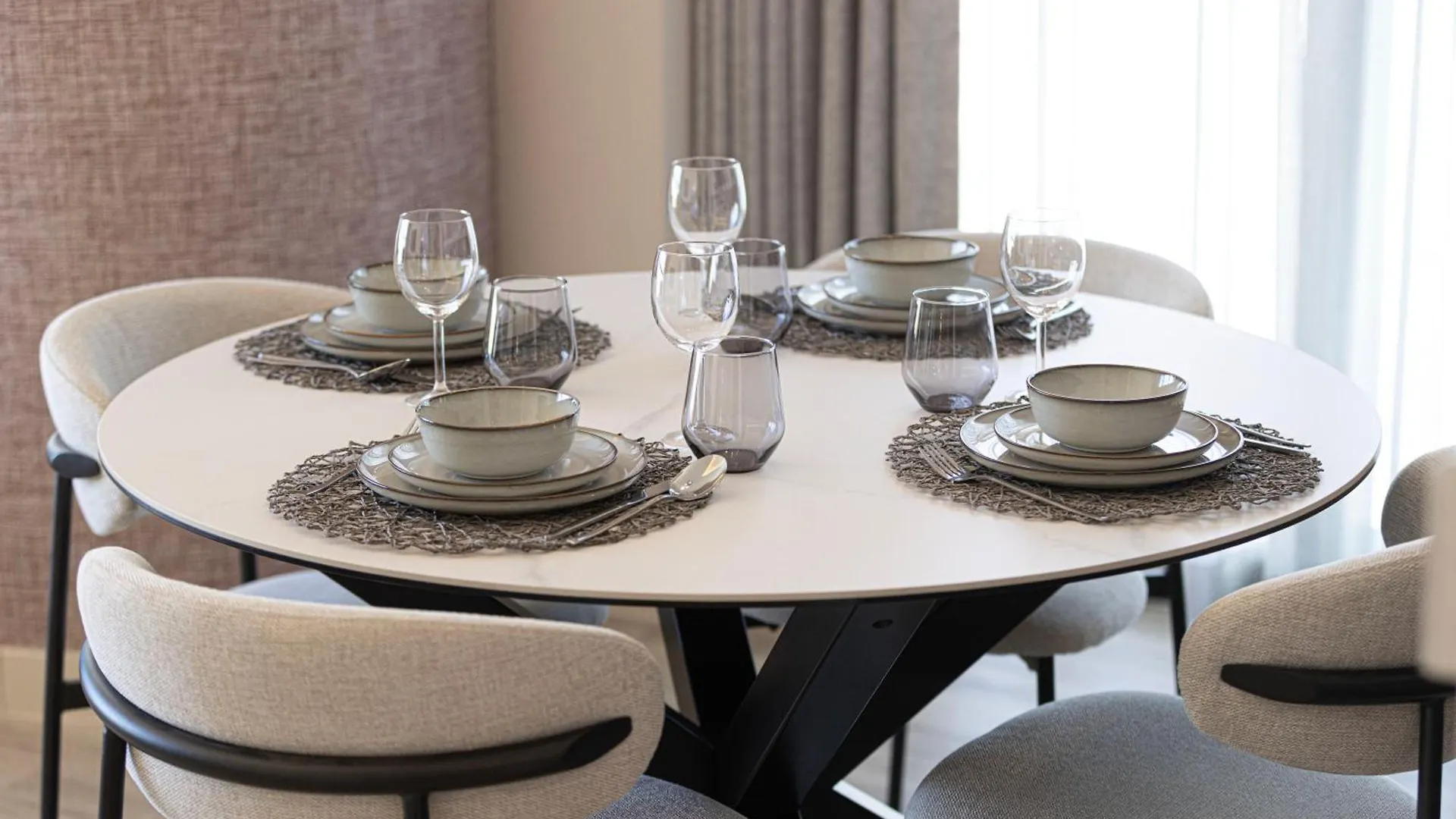 Amazing Oasis 1500 Sqft View Hotel Amenities Dubai Apartment